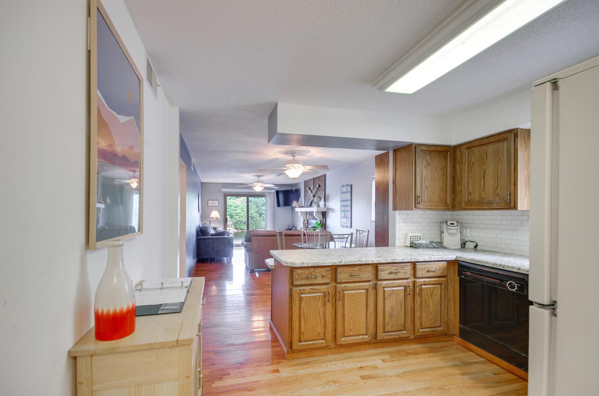 Cozy Lake Ozark Condo Rental With Grill, Pool Access エクステリア 写真